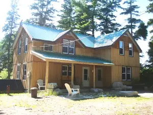 4 Bedroom Cottage on Manitoulin Island - Next to Sandy Beach!