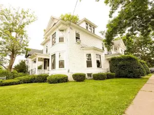 1st Class Rentals Munson Manor VII at Watkins Avenue