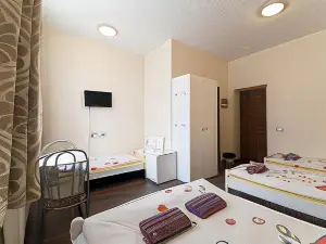 Happy Hotel
