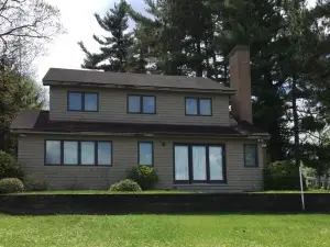 Lakeside large home in Newport