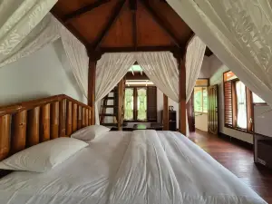 Sam's Bungalows and Treks