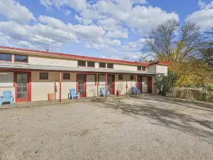 Colonial Bank Motel