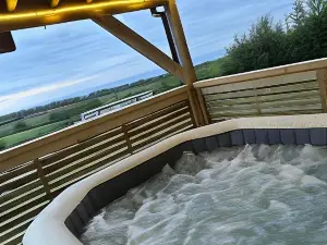 Angies Den - Quirky Cabin with Hot Tub & Views