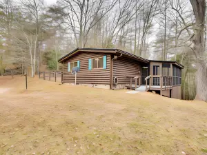 Peaceful Warne Cabin Fenced Yard and Screened Porch