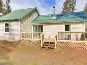 Clark Fork Vacation Home w/ Wood Stove Near Lake!