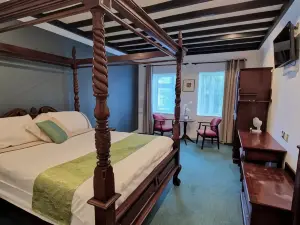 The Lanterns Hotel