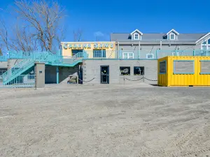 Sunset Bay Cottage: Walk to Lake Erie & Beach!