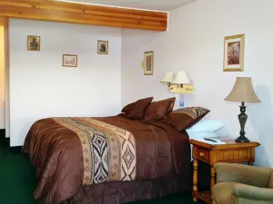 Going-to-The-Sun Inn & Suites