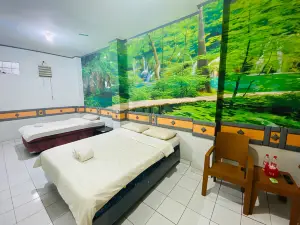 Familie Ayu Hotel