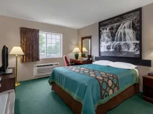 Super 8 by Wyndham Reedsburg