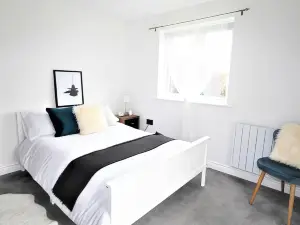 Stylish & Cosy 2 Bed Apart with Allocated Parking