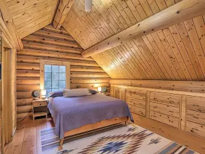Splendid Family Cabin w/ Hot Tub & Grill!