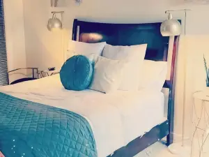 Lake Front, 2 Level Boathouse with Outdoor Bar,