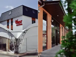 Yut Hotel