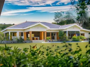Nakatumble - Luxury Sustainable Villa with Farm