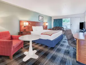 Days Inn & Suites by Wyndham St. Ignace Lakefront