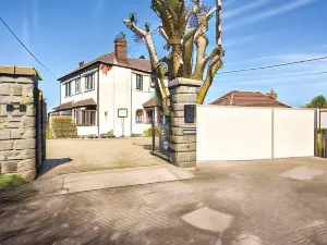 Willow Ridge - a Large Country House with 3 Rental Rooms