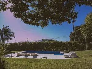 Río Arriba Suites & Apartments & Restó