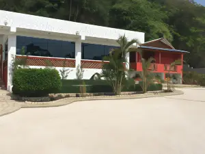 Daymond Blue Tropical Lodge