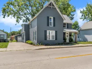 The Blueberry... Steps from ONU, walk there! LOVE! Cute with 6 person hot-tub!