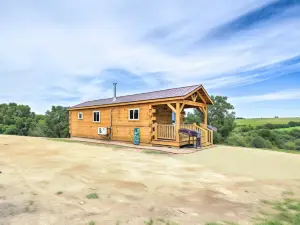 安靜的農舍風格小木屋，帶有前廊！