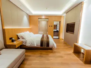 金運ホテル 金平ミャオ族ヤオ族タイ族自治県（民族団結広場）