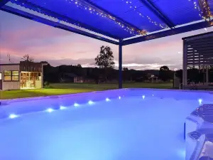 Kulang Lodge in Charming Broke with Large Swim Spa and Games Room Suits up to 8 Guests