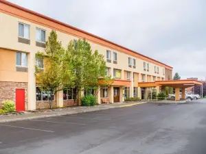 Clarion Hotel & Suites Riverfront