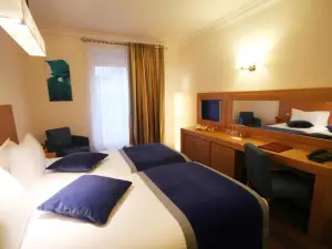 Westside Arc de Triomphe Hotel