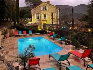 Les Horizons 800m Centre Ville Nyons- Spa- Jacuzzi - Massage- Sauna -Piscine CHAUFFÉE