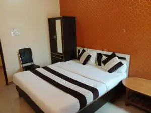 Hotel Pavitri Near Kashi Vishwanath Temple