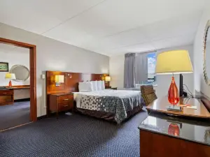 Econo Lodge Inn & Suites