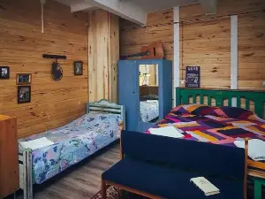 Kamorka S Lezhankoj U Okna Hotel
