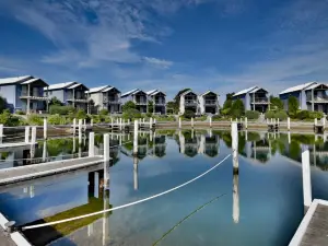 Captains Cove Resort - Waterfront Apartments