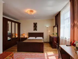Green Yard Hotel