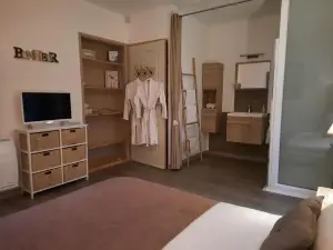 15' Cité de Carcassonne, Chambre au Calme, Petit-déjeuner et Jacuzzi en supplément