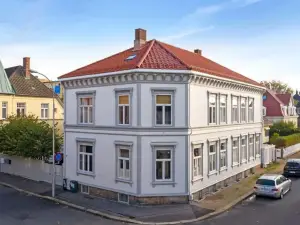 Large, Quiet and Centrally Located Apartment