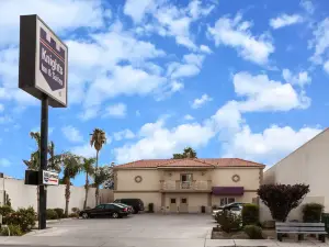 Howard Johnson by Wyndham Bakersfield