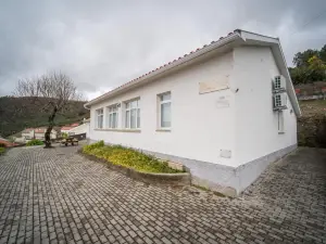 Casas da Escola - "Casa da Professora" - Meãs