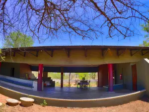 Tingala Lodge - Bed in the Bush