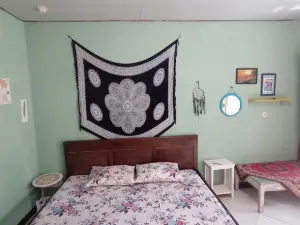 Harry's Ocean House Watukarung Homestay