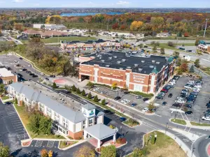 Holiday Inn Express & Suites Delafield