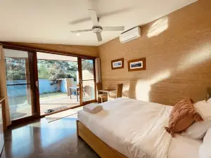 Grape Juice Retreat Rustic Romantic Gateway 5Mins to Beaches & Town