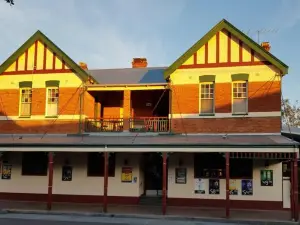 Maclean Hotel
