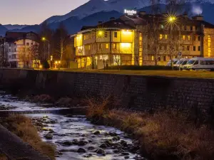 NP House- Social Hotel by Networking Premium, Free Ski Shuttle