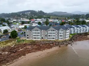 Siletz Bay Beachfront Hotel by OYO Lincoln City