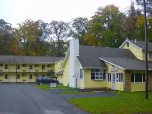 Country Place Inn and Suites White Haven