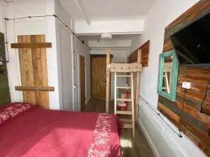 Kamorka S Lezhankoj U Okna Hotel