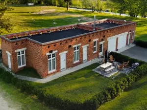 Historic Castle Coach House – Trail & Wineries