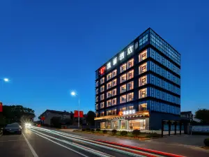 Kelly Smart Cinema Hotel